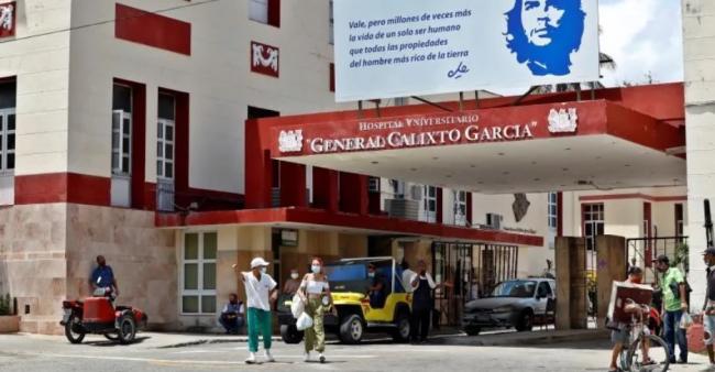Entrada del Hospital Calixto García de La Habana.