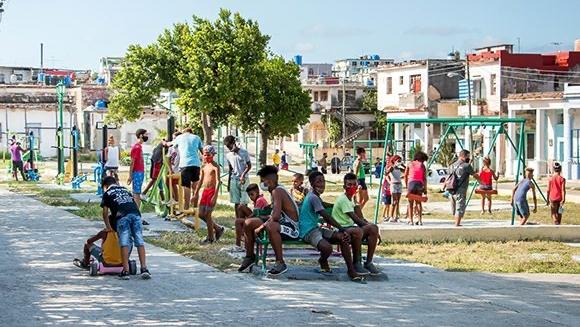 Niños cubanos en un parque de La Habana.