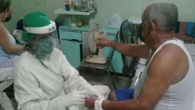 Una doctora atiende a un paciente en el Hospital de Sagua tras el incidente.