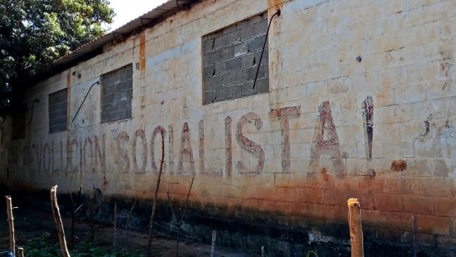 Propaganda política en un huerto de La Habana.