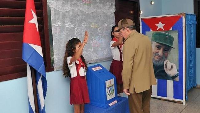 Raúl Castro en un colegio electoral en La Habana.