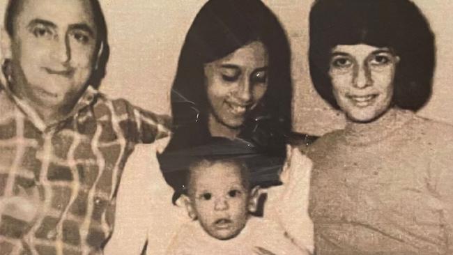 Una foto familiar de Eduardo López-Collazo (de niño) con su hermana y sus padres.