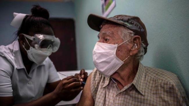 Un anciano cubano recibe una dosis de Abdala. 