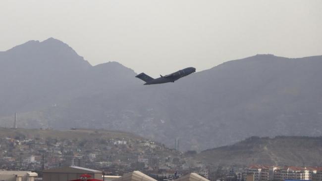 Un avión de EEUU se retira del aeropuerto de Kabul, Afganistán.