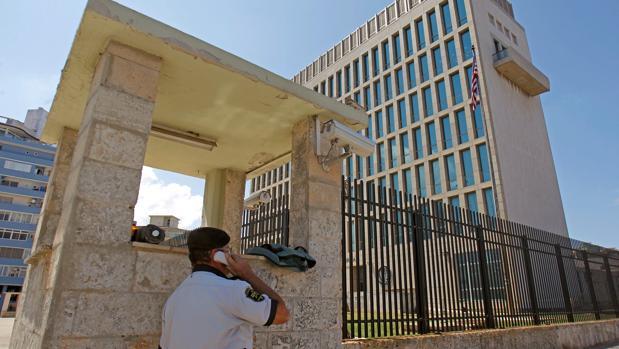 Un agente de seguridad cubano ante la Embajada de EEUU en La Habana.