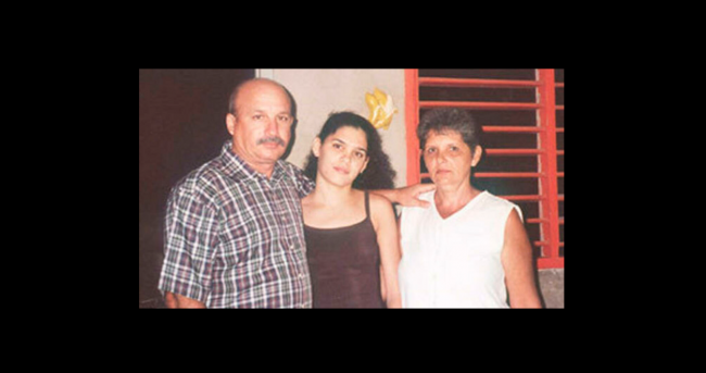 Sayli Navarro junto a sus padres, Félix Navarro y Sonia Álvarez Campello.