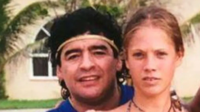 Maradona y Mavys en una foto tomada en La Pradera.