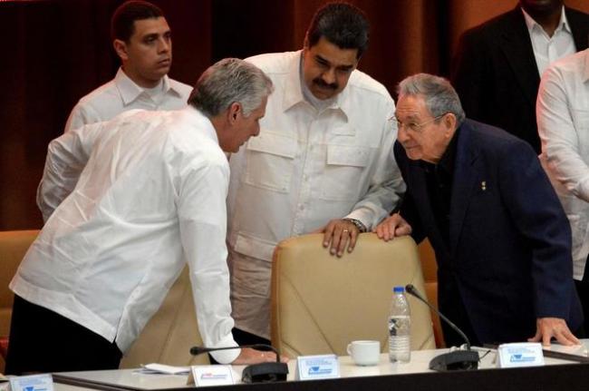 Miguel Díaz-Canel, Nicolás Maduro y Raúl Castro en conciliábulo.