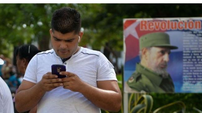 Un hombre conectado a internet en Cuba. 