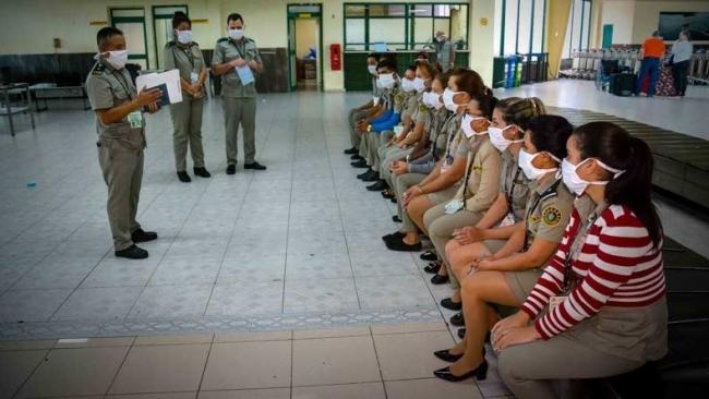 Agentes de Aduana en un aeropuerto cubano.