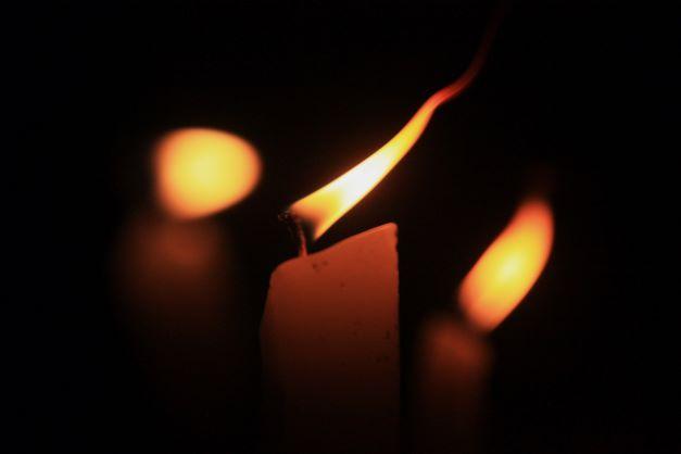 Una vela encendida en medio de un apagón.
