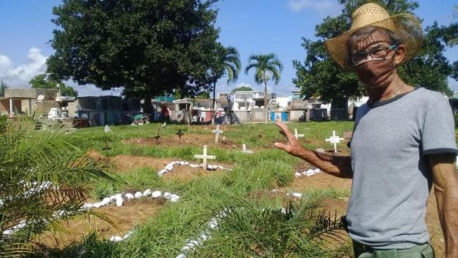 El administrador del cementerio de Kilo 12 muestra las condiciones del camposanto.