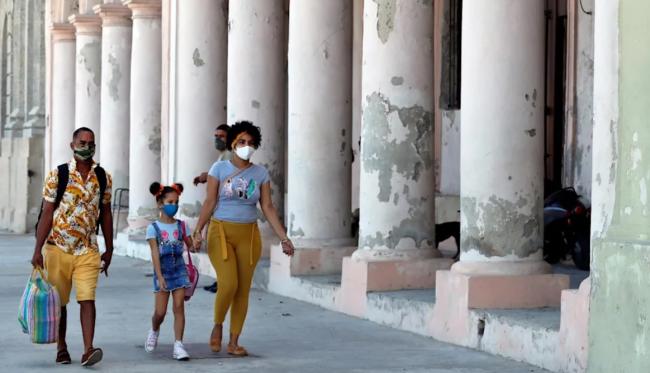 Una familia cubana camina por una calle de La Habana.