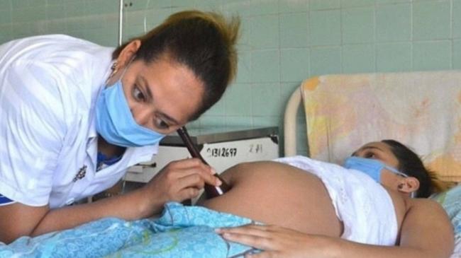 Atención a una embarazada en consulta en Cuba.
