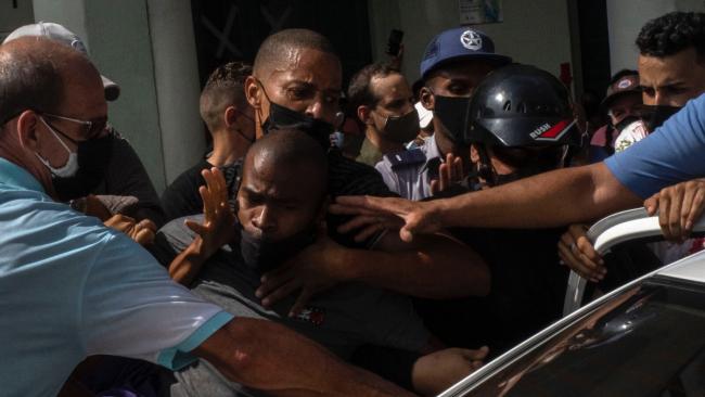 La policía política detiene a un cubano en La Habana el 11 de julio.