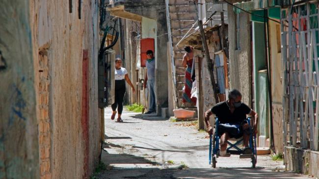 Cubanos en un barrio de La Habana.