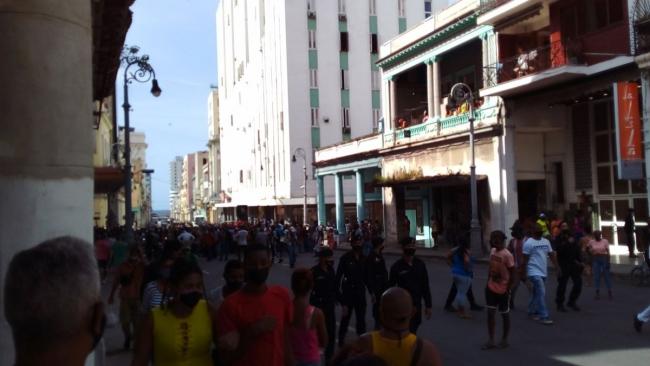 Fuerzas especiales del MININT ante manifestantes en las calles de La Habana el pasado 11 de julio.