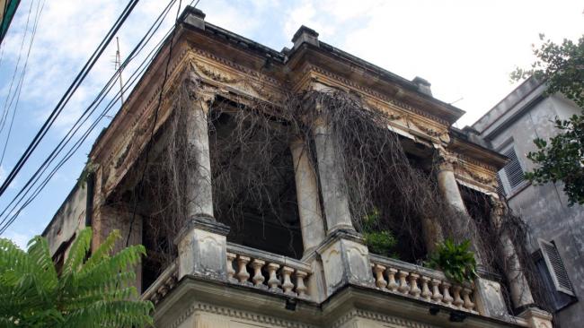 Un edificio en ruinas en el Vedado, La Habana.