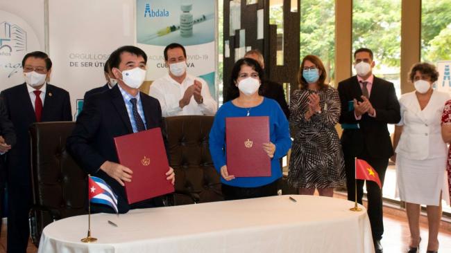 Firma del acuerdo para la venta de cinco millones de dosis de Abdala a Vietnam.