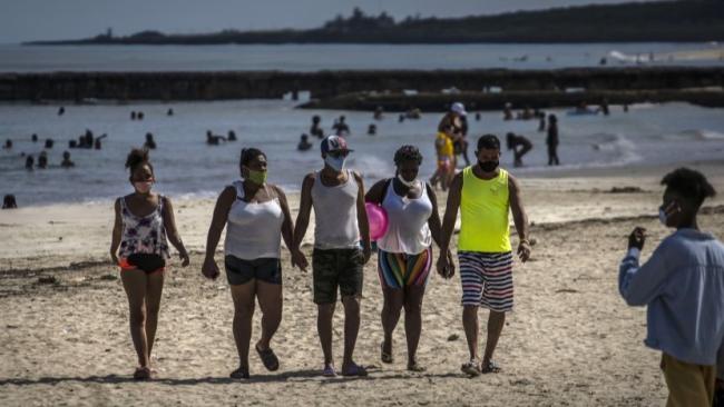 Cubanos en la playa durante la pandemia.