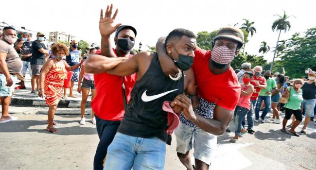 Agentes vestidos de civil arrestan a un cubano en las protestas del 11 de julio en La Habana.