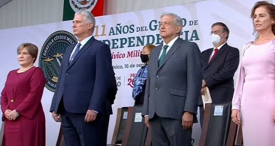 Díaz-Canel junto a López Obrador en la parada militar en el Zócalo de Ciudad de México.