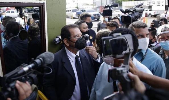 Jorge Guzmán, juez destituido, ante las cámaras.