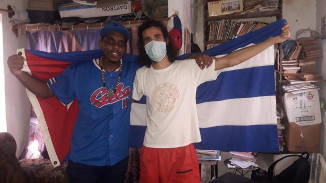 Los estudiantes universitarios cubanos Leonardo Romero Negrín (d) y Alexander Hall Lujardo.