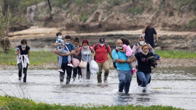 Migrantes cruzan el Río Bravo entre México y EEUU.