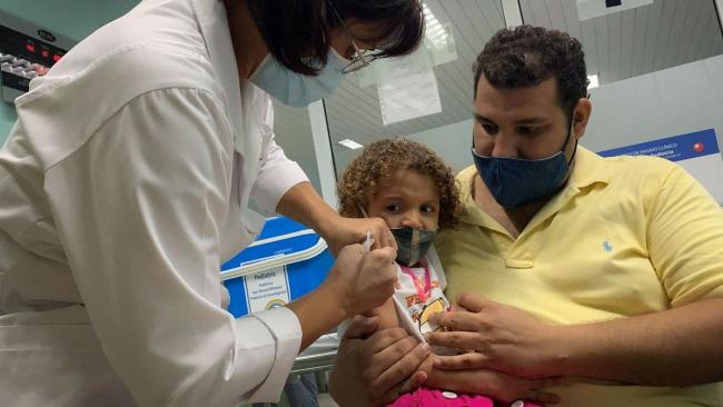 Vacunación de niños en Cuba.