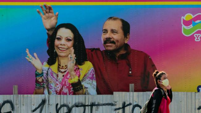 Daniel Ortega y Rosario Murillo en una valla publicitaria.