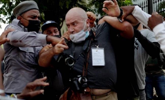 Represión contra Ramón Espinosa, fotógrafo de AP. La Habana, 11 de julio de 2021.