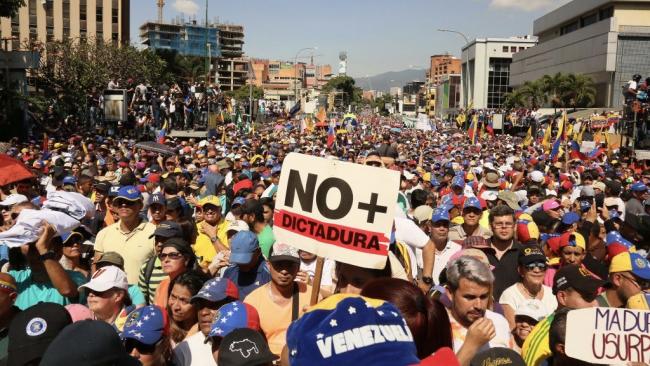 Marcha de opositores al régimen de Nicolás Maduro.
