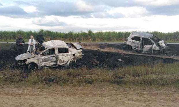 Accidente en Las Tunas en el que murieron seis personas y dos carros quedaron calcinados.