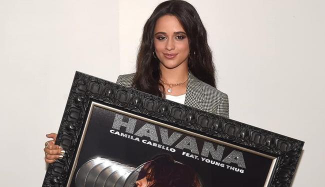 Camila Cabello con su disco diamante por la canción 'Havana'.