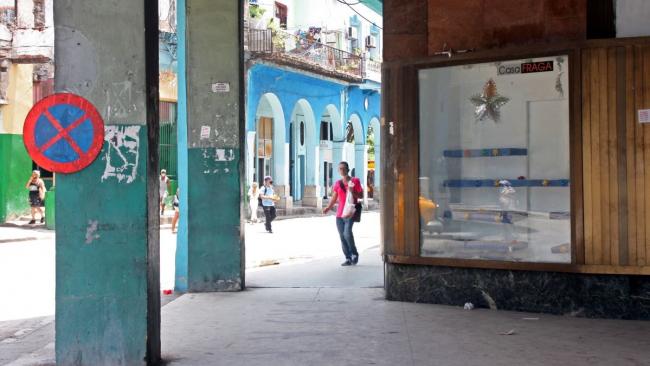 Un cubano camina por un portal de La Habana.