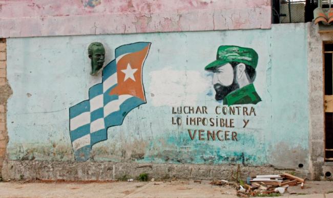 Pared con propaganda política del régimen cubano.