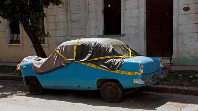 Un auto antiguo en una calle de La Habana.