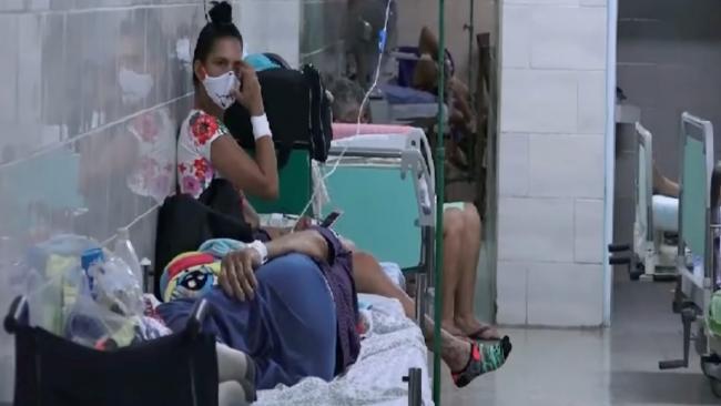 Cubanos en los pasillos del Hospital de Cárdenas durante lo peor de la pandemia.