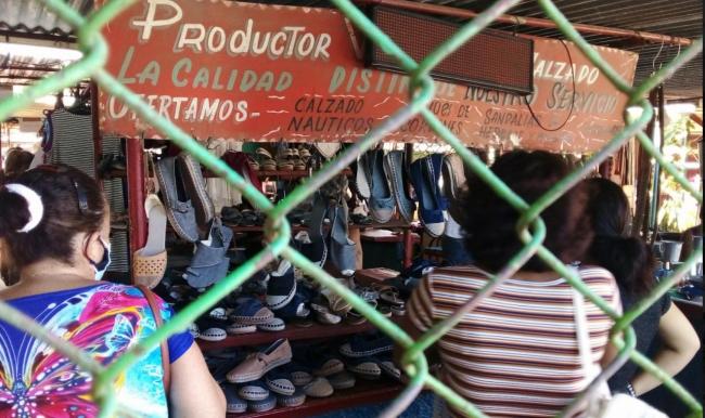 Un negocio de zapatos artesanales en La Habana.