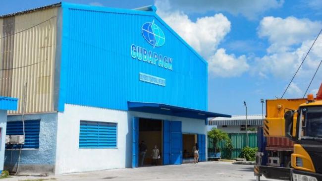 Almacén de CubaPack, una de las seis entidades estatales que gestionan la paquetería en la Isla.