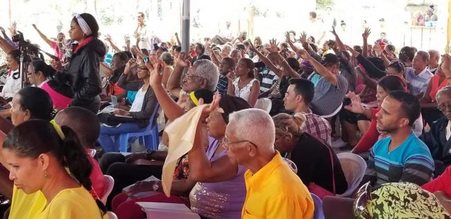 Participantes en un culto religioso en Santiago de Cuba.