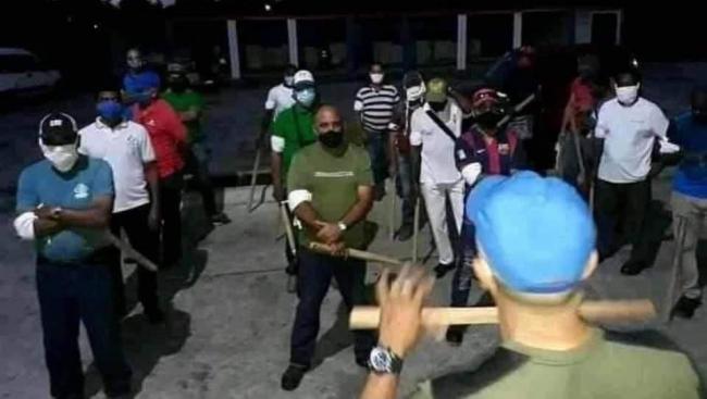 Cubanos armados con estacas en un simulacro el domingo.