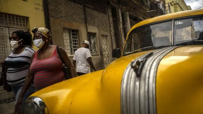 Cubanos con nasobuco en La Habana.