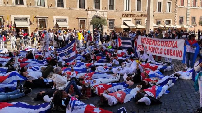 Cubanos protestando frente al Vaticano.