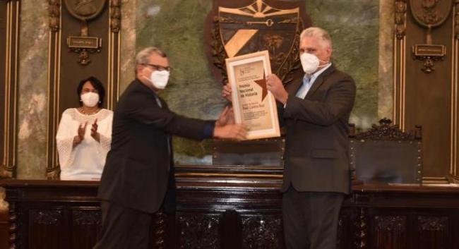 Díaz-Canel recoge el Premio Nacional de Historia otorgado a Raúl Castro.