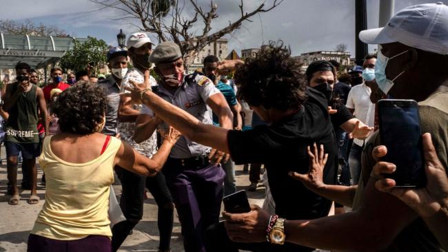 Un policía reprime a un manifestante el pasado 11 de julio en La Habana.