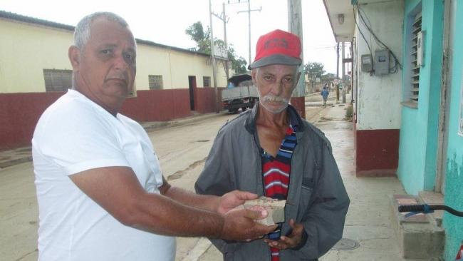 Francisco Rangel Manzano en 2018 hace entrega de comida a los pobres de Colón, Matanzas.