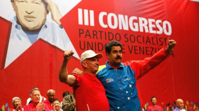 'El Pollo' Carvajal con Nicolás Maduro en la celebración de un congreso comunista.