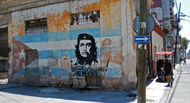 Imagen del Che en una pared destruida en La Habana.